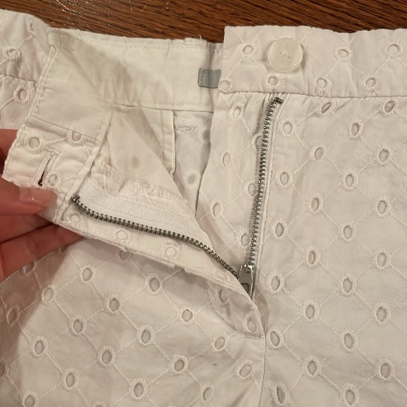 GAP Patterned White Shorts - Picture 2 of 4